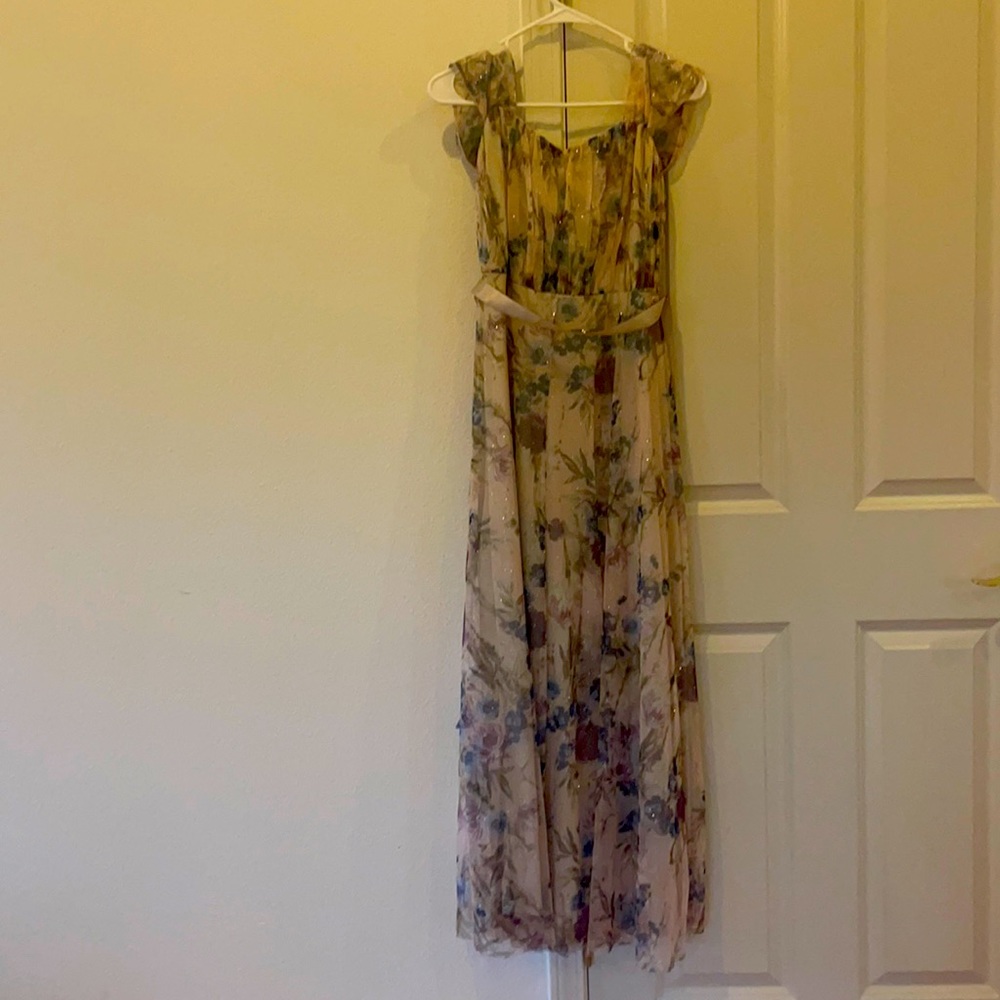 The color creamy pink with sparkles and flowers .